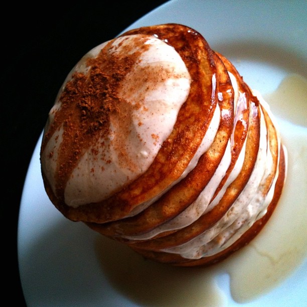 Healthy and Fluffy Cinnamon Roll Peanut Butterscotch Pancakes